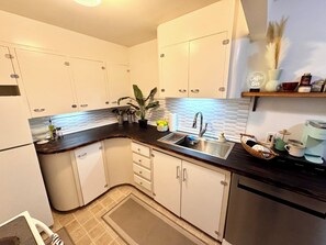Fridge, microwave, oven, stovetop - Cozy 2-bedroom apartment in Vancouver walk/bike distance to pubs/shopping! (Vancouver)