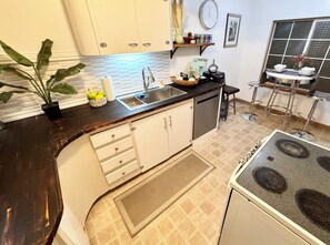 Fridge, microwave, oven, stovetop - Cozy 2-bedroom apartment in Vancouver walk/bike distance to pubs/shopping! (Vancouver)