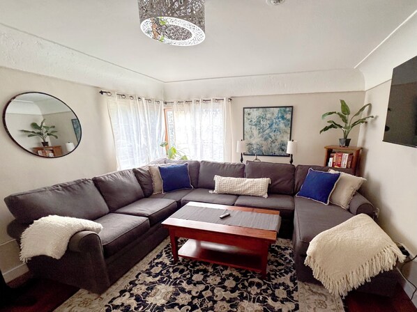 Smart TV - Cozy 2-bedroom apartment in Vancouver walk/bike distance to pubs/shopping! (Vancouver)