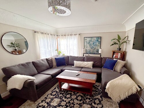 Cozy 2-bedroom apartment in Vancouver walk/bike distance to pubs/shopping!