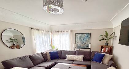Cozy 2-bedroom apartment in Vancouver walk/bike distance to pubs/shopping!