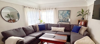 Cozy 2-bedroom apartment in Vancouver walk/bike distance to pubs/shopping!