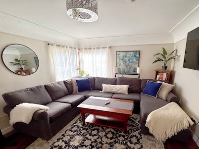 Cozy 2-bedroom apartment in Vancouver walk/bike distance to pubs/shopping!