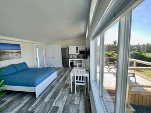 Desk, free WiFi, bed sheets - The Lookout - Executive Class, Accessible Mini Villa (Colindale)