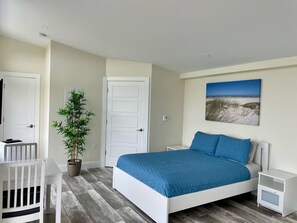 Desk, free WiFi, bed sheets - The Lookout - Executive Class, Accessible Mini Villa (Colindale)