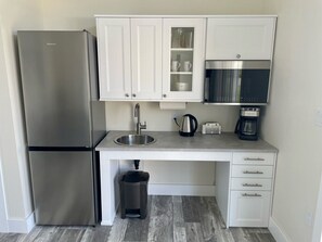 Refrigerador, microondas, cafetera y tetera y tostadora 