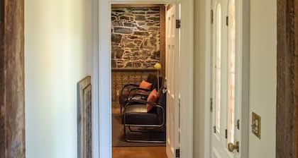 Charming garden apartment with Hudson River views in historic downtown Kingston