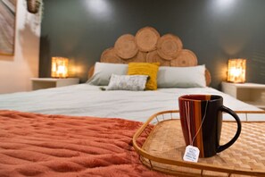 3 quartos, escrivaninha, ferros/tábuas de passar roupa, berço de viagem