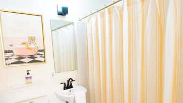 Chuveiro, secador de cabelo, shampoo