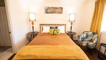 1 dormitorio, escritorio, tabla de planchar con plancha y cuna de viaje