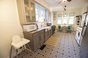Coffee/tea maker, fridge, microwave, oven - Spacious Home with Big Backyard (Little Rock)