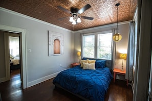 3 habitaciones, escritorio y tabla de planchar con plancha 