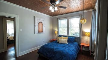 3 bedrooms, desk, iron/ironing board, travel cot