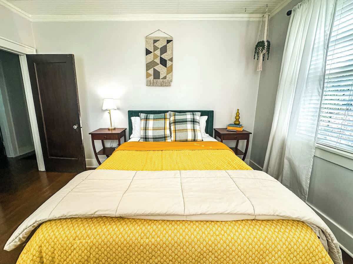 3 bedrooms, desk, iron/ironing board, travel cot