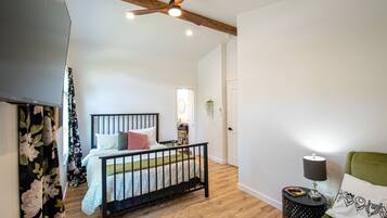 4 chambres, bureau, fer et planche à repasser, lit parapluie