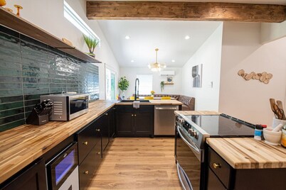The Midtown Modern Maximalist  4BD 3Bath