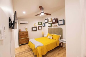 4 Schlafzimmer, Schreibtisch, Bügeleisen/Bügelbrett, Reisekinderbett