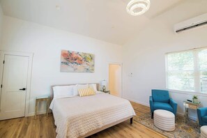 Tabla de planchar con plancha, cuna de viaje, wifi y ropa de cama 