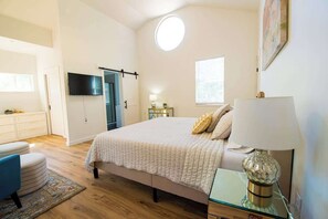 Tabla de planchar con plancha, cuna de viaje, wifi y ropa de cama