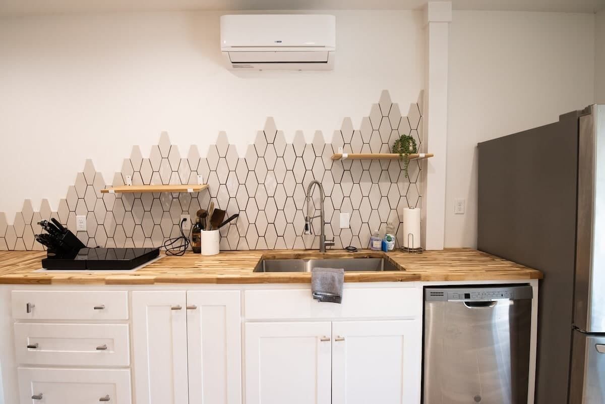 Coffee/tea maker, fridge, dishwasher, electric kettle