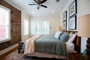3 bedrooms, desk, iron/ironing board, WiFi - The Midtown Pearl with midterm discounts (Little Rock)