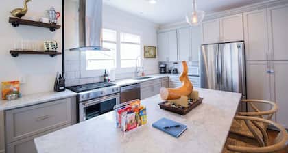 The Midtown Pearl (w/ midterm discounts!)