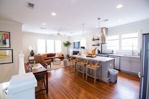 TV, fireplace - The Midtown Pearl with midterm discounts (Little Rock)