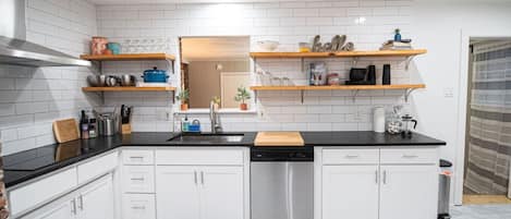 Frigorifero, microonde, forno, piano cottura