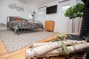 3 bedrooms, desk, iron/ironing board, travel cot