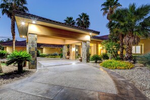 Property grounds - Las Vegas Strip View Retreat, Single Level 7BR, Theater + Pool (Las Vegas)