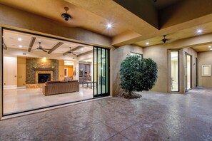 Interior - Las Vegas Strip View Retreat, Single Level 7BR, Theater + Pool (Las Vegas)