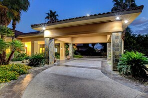 Property grounds - Las Vegas Strip View Retreat, Single Level 7BR, Theater + Pool (Las Vegas)