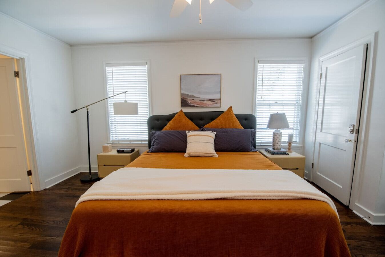 3 slaapkamers, een bureau, een strijkplank/strijkijzer, reisbedje