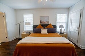 3 habitaciones, escritorio y tabla de planchar con plancha 