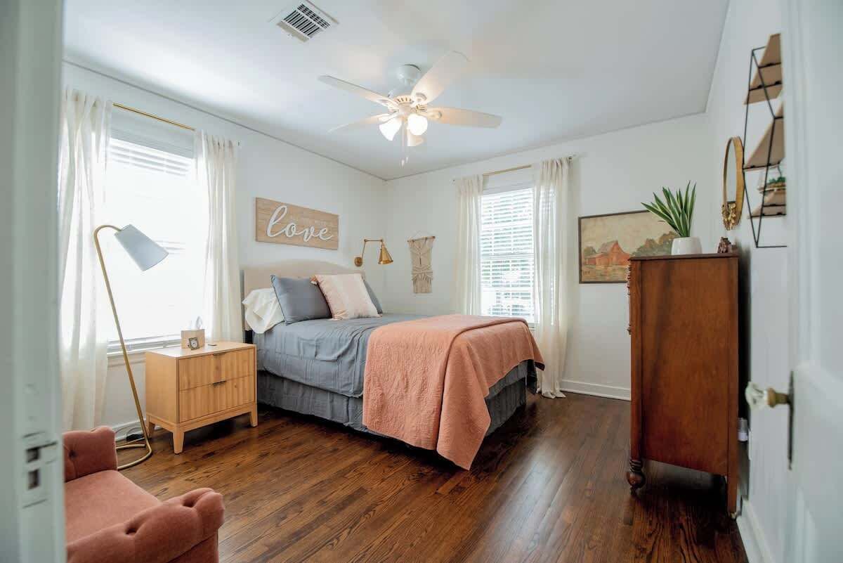 3 habitaciones, tabla de planchar con plancha, cuna de viaje y wifi 