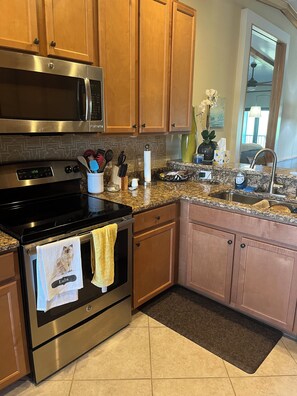 Private kitchen - 2-bedroom condo in awesome River Strand.  OFF SEASON RATES AVAILABLE! (Bradenton)