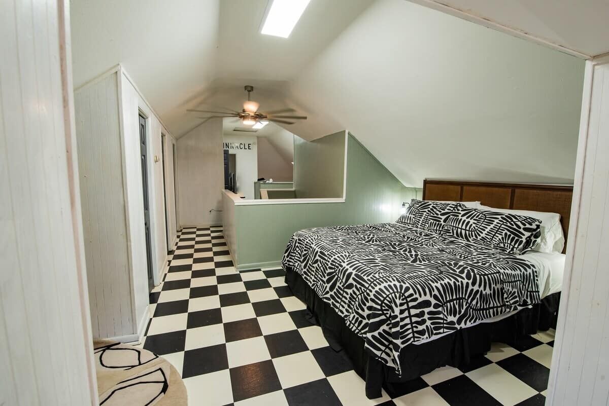 5 bedrooms, WiFi, bed sheets