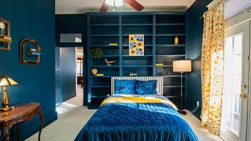 6 bedrooms, desk, WiFi, bed sheets