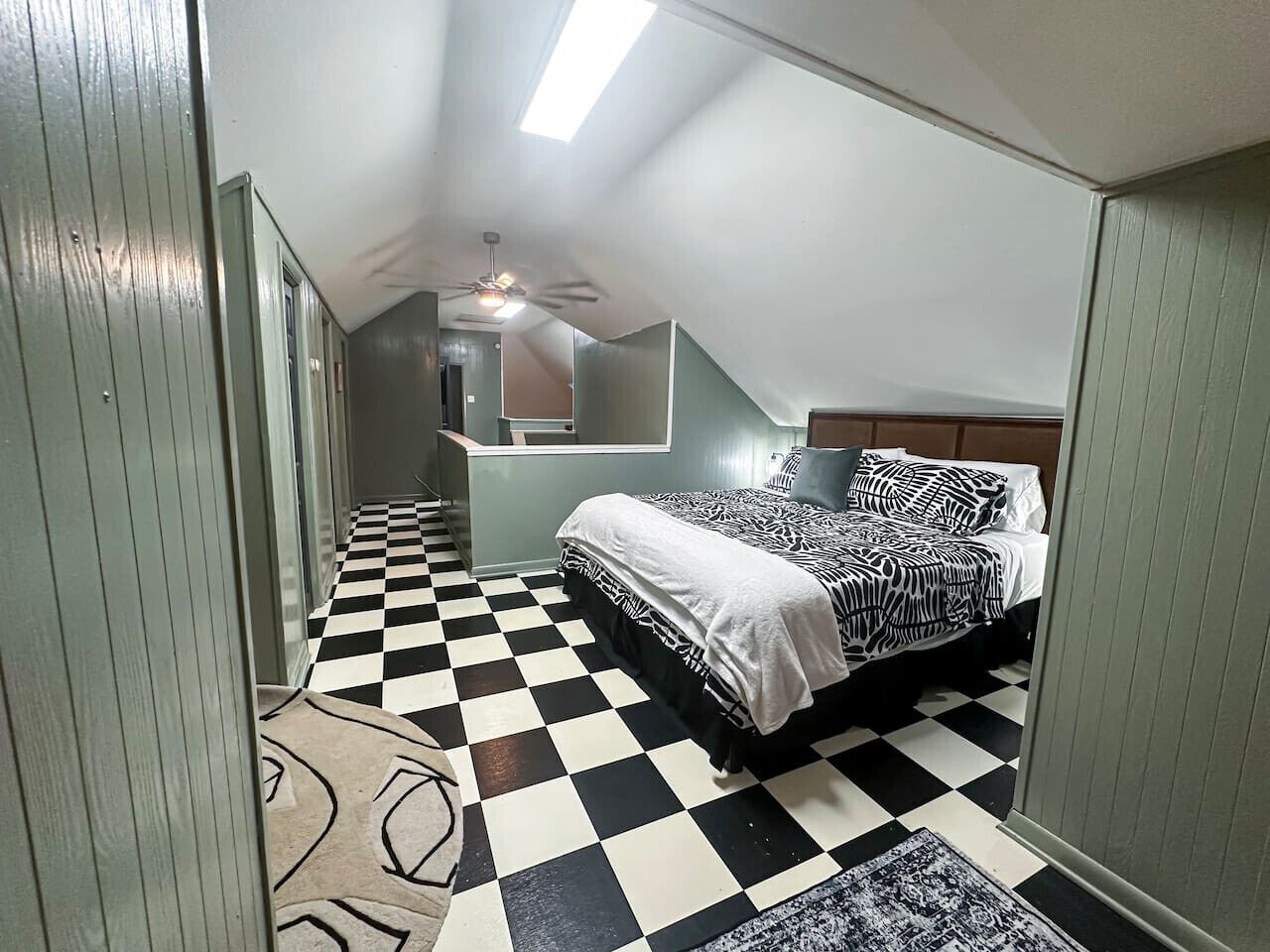 6 bedrooms, desk, WiFi, bed sheets