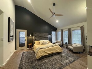 5 chambres, bureau, fer et planche à repasser, lit parapluie