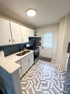 Fridge, microwave, oven, stovetop - Downtown Digs with King Bed (Little Rock)