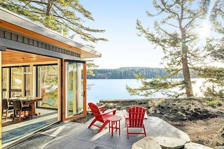 Outdoor dining. Kingfisher Cove Hideaway