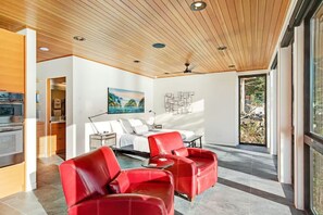 Interior - Kingfisher Cove Hideaway (Anacortes)