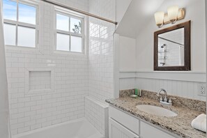 シャワー、ヘアドライヤー、タオル