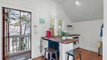 Microonde, piano cottura, macchina per tè/caffè, tostapane