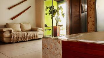 Deluxe Room | Individually decorated, blackout drapes, free WiFi, bed sheets