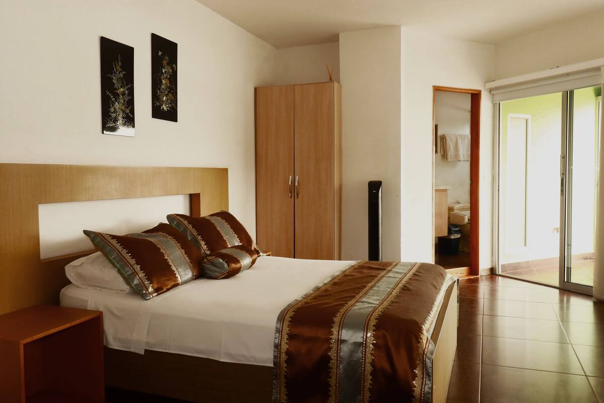 Ein Schlafzimmer mit einem Bett, einem Holz-Kopfteil und einem Kleiderschrank.