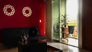 Decoración personalizada, cortinas blackout, wifi gratis y ropa de cama