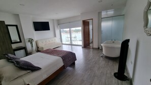 Decoración personalizada, cortinas blackout, wifi gratis y ropa de cama 