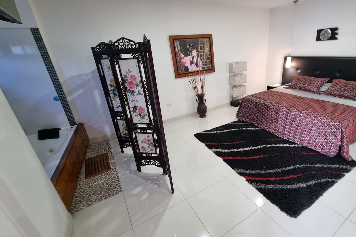 Quarto casal luxo, sacada, vista parcial para o lago | Individualmente decorados, cortinas blackout, Wi-Fi de cortesia